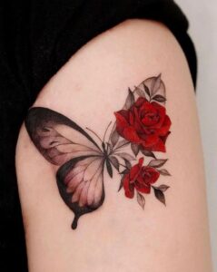 tatuaż z motywem motyla i róży