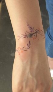 tatuaże z motywem kwiatowym kolor
