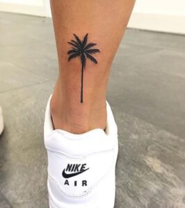 tatuaż palma na nodze