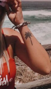 tatuaż z motywem palmy damski