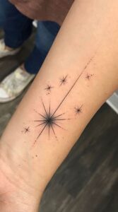 tatuaż z motywem gwiazdy