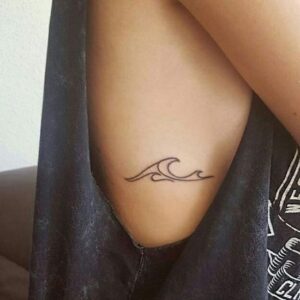 tatuaż na łokciu fale morskie