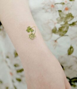 tatuaże z motywem kwiatu