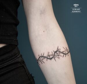 tatuaż bransoletka roślina czarno biały