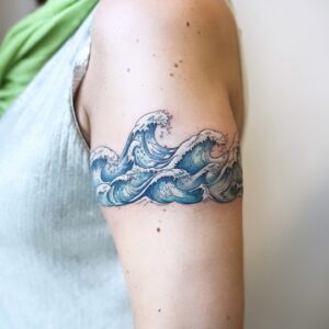 Tatuaż bransoletka niebieska fala