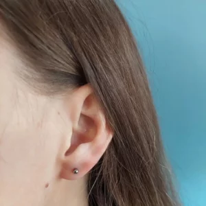 Piercing uszu – popularne rodzaje przekłuć 1 - 1 Lobe – przekłucie płatka ucha