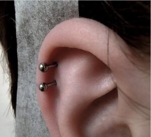 Piercing uszu – popularne rodzaje przekłuć 4 - 4 Helix – przekłucie górnej części ucha