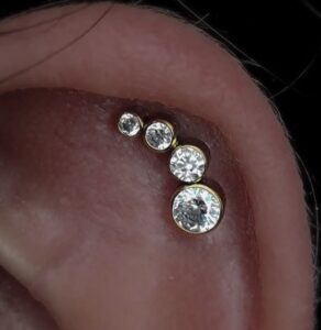 Piercing uszu – popularne rodzaje przekłuć 3 - 3 piercing Helix – przekłucie górnej części ucha