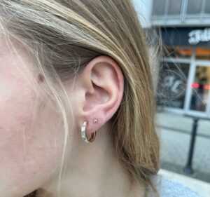 Piercing uszu – popularne rodzaje przekłuć 2 - 2 Lobe – przekłucie płatka ucha piercing
