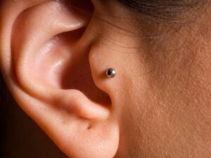 Piercing uszu – popularne rodzaje przekłuć 9 - 9 Tragus – przekłucie małej, wypukłej części ucha blisko twarzy