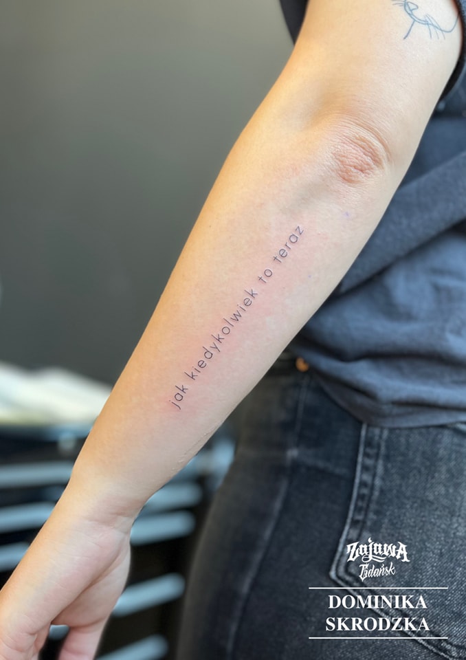 Tatuaż z napisem – jak wybrać cytat, czcionkę i gdzie go zrobić 4 - 4 Tatuaż z napisem – Zajawa Tattoo Gdańsk