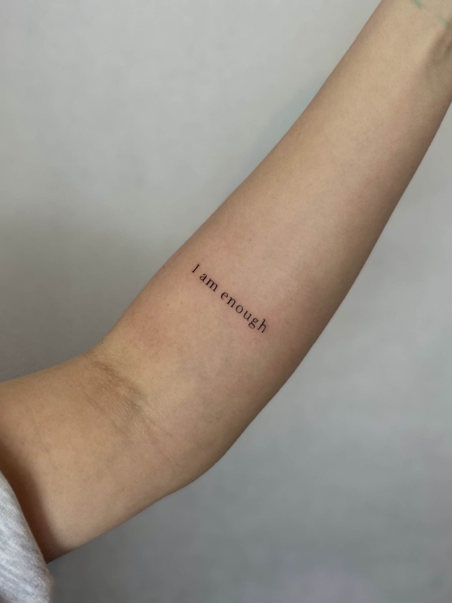 Tatuaż z napisem – jak wybrać cytat, czcionkę i gdzie go zrobić 3 - 3 Tatuaż z napisem – Zajawa Tattoo Gdańsk