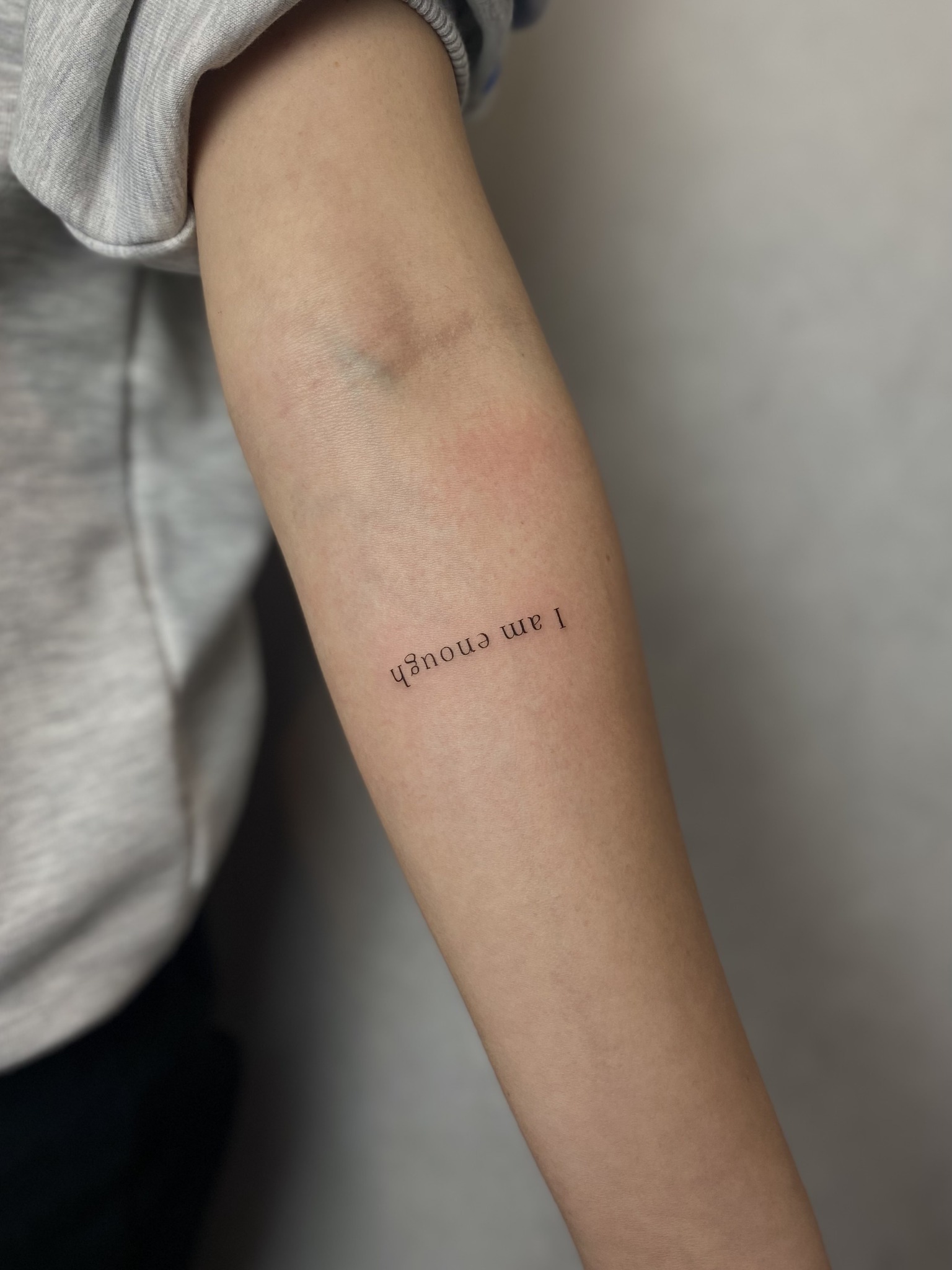 Tatuaż z napisem – jak wybrać cytat, czcionkę i gdzie go zrobić 2 - 2 Tatuaż z napisem – Zajawa Tattoo Gdańsk